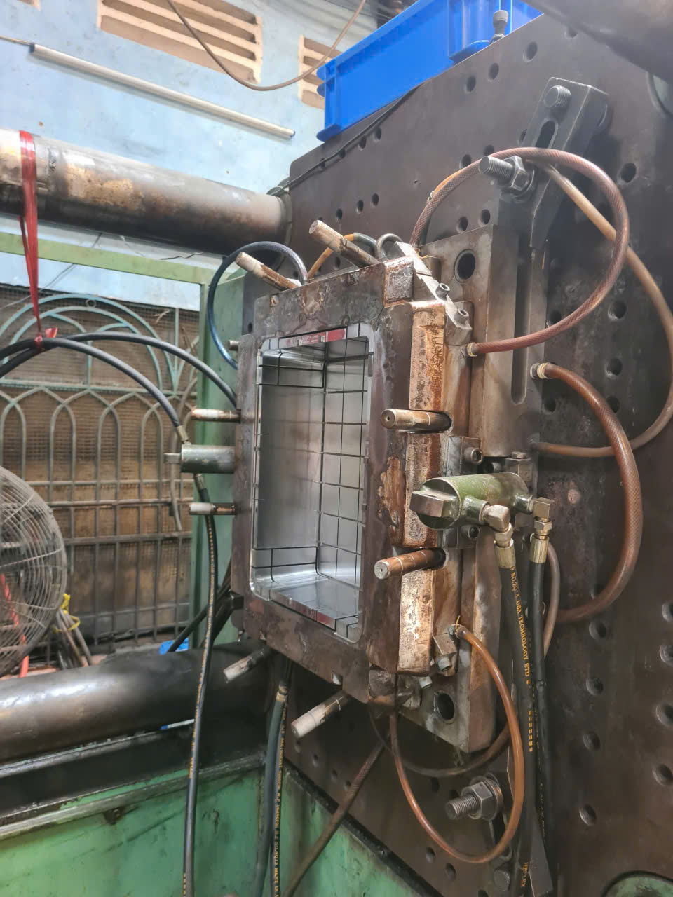 Khuôn ép nhựa lắp trên máy tại xưởng Nhựa Trung Hưng