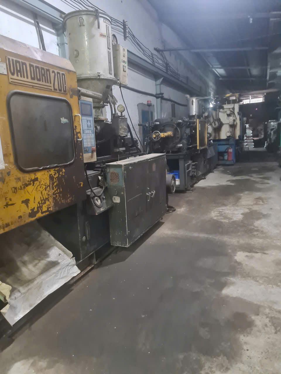 Khu vực dãy máy ép phun tại xưởng Nhựa Trung Hưng