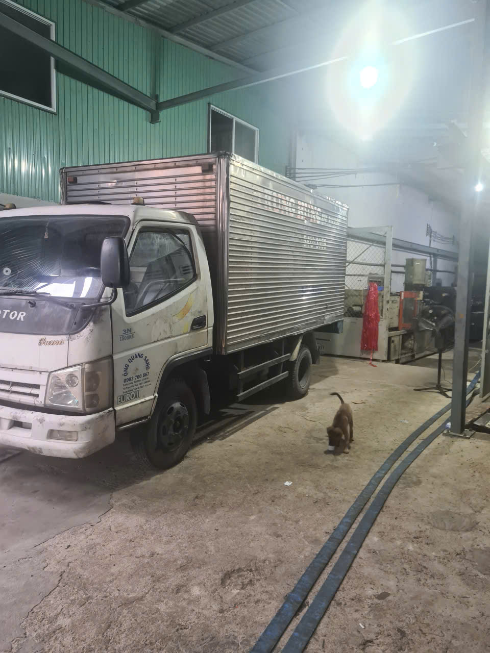 Xe vận chuyển trong khu vực xuất hàng của xưởng
