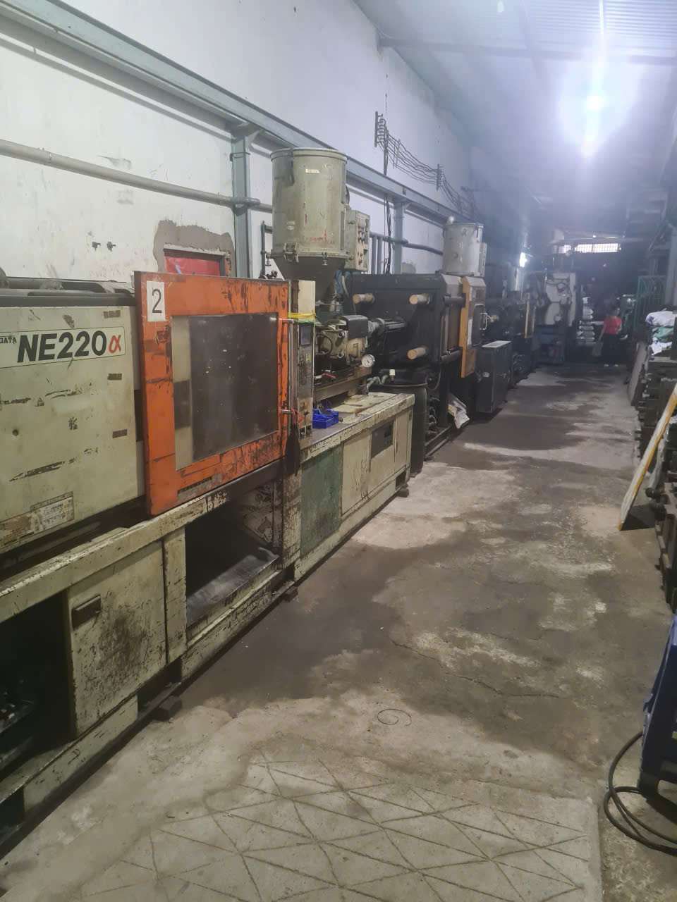 Một máy ép phun tải trọng 220 tấn trong dãy máy của xưởng