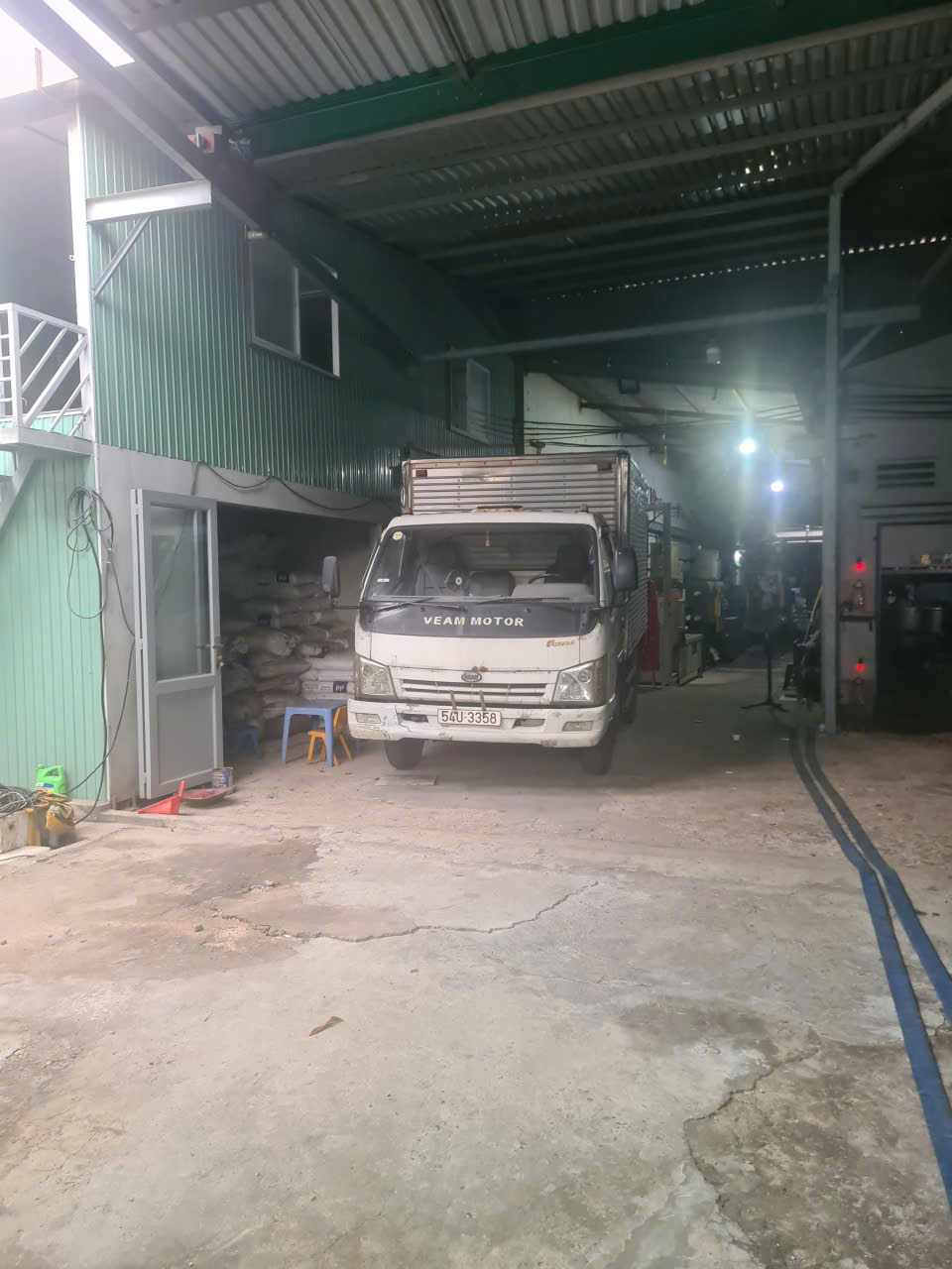 Xe tải đang chuẩn bị lấy hàng tại khu vực xuất xưởng