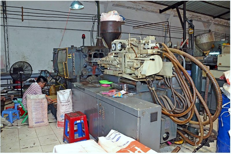 Sàn nhà máy Trung Hưng với máy ép phun đang vận hành — TP.HCM