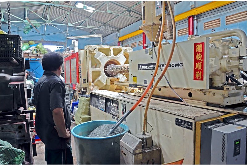Máy ép phun Mitsubishi 850 tấn đang vận hành tại nhà máy Nhựa Trung Hưng — TP.HCM