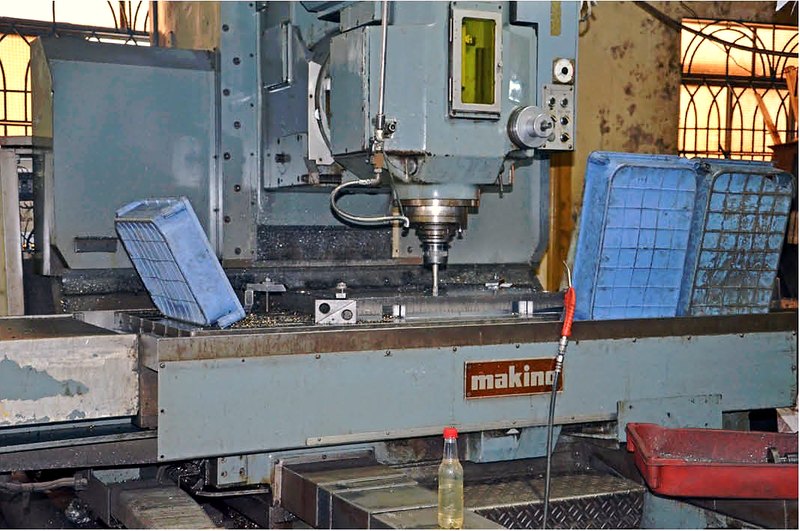 Gian khuôn Trung Hưng — máy phay CNC Makino đang gia công