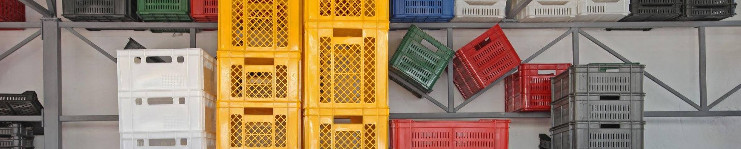 Một số sản phẩm sọt và két nhựa nông sản do Trung Hưng gia công cho khách — nhiều màu, nhiều kích cỡ, xếp chồng